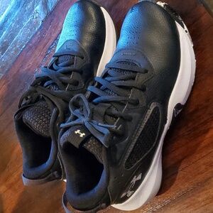 Under Armour boys basketball shoes size 4